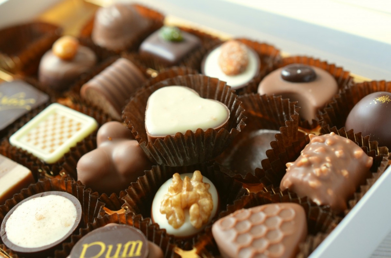 chocolaterie--min_chocolates_food_candy_calories_nibble_chocolate_heart-782043