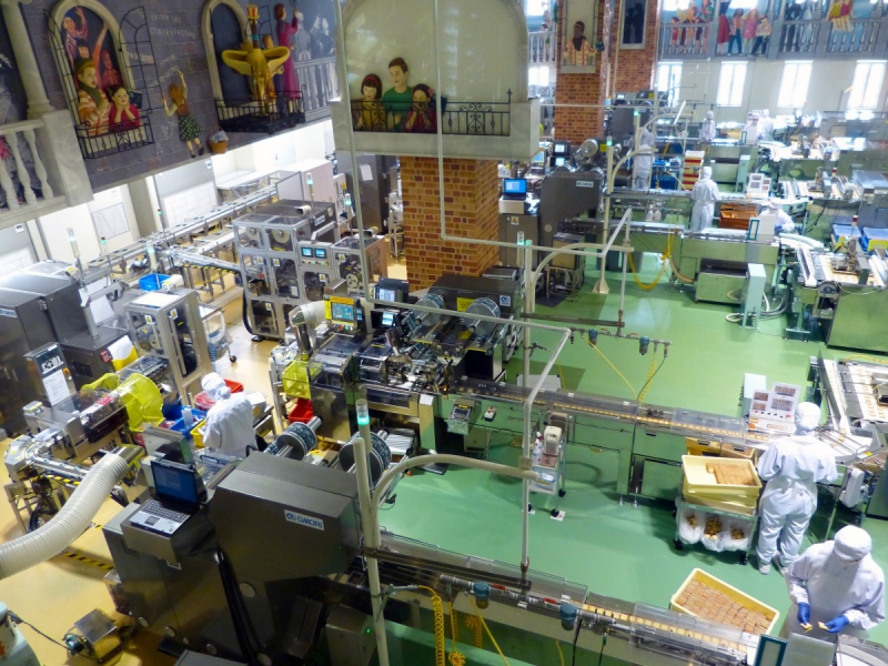 chocolaterie--min_japan_sapporo_chocolate_factory_label_packaging_cookie_machine_operators-961509